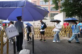 高考首日北京交警雨中值守，加强考点周边秩序疏导图片