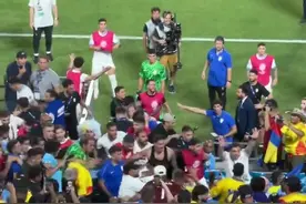 努涅斯和球迷打成一片时，巴尔韦德妻子抱着孩子远离混乱的看台图片