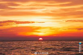 美！涠洲岛海上晚霞光影交错图片