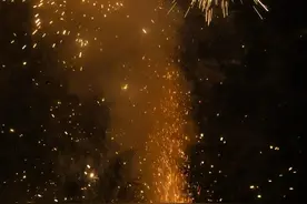 夜空中绽放的绚烂烟花｜朗小贝·寻找年味儿图片