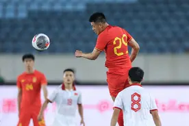 中国男足友谊赛2:0击败越南队图片