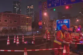上海首条夜间电动自行车越江隧道启用，交警、运维全力保障安全通行图片