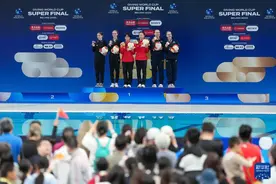 跳水世界杯总决赛：陈芋汐/全红婵获女子双人10米台冠军图片