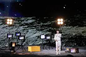 发了个在月球过中秋的打卡照，朋友圈点赞都爆了！图片