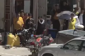 金钱豹进城“逛街”引发“强势”围观 四川白玉县：受了点小伤，已送返保护区图片