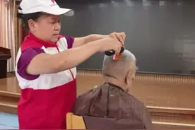 26℃丨“长沙温暖了我，我用自己的方式回报”，56岁大姐连续17年为上万人义务理发图片