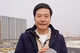 雷军从6楼扔西瓜，展示小米SU7 Ultra“防弹涂层”：连丢3次，每个西瓜都完好无损图片
