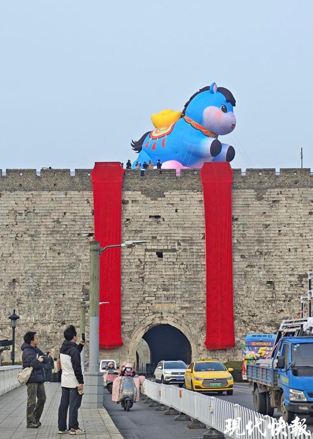 萌翻了！16米“聚宝小蓝马”空降南京中华门城墙