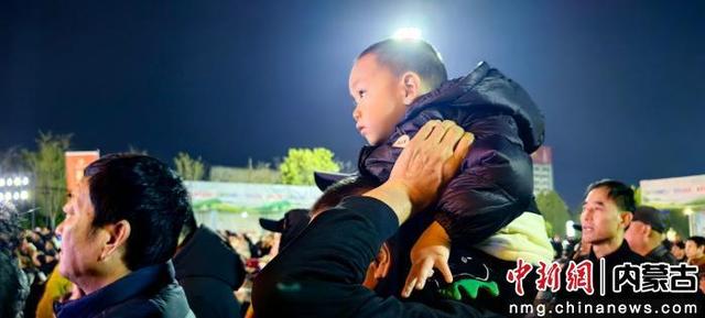 长调传情绕齐鲁 两地和风奏华章——扎鲁特旗乌兰牧骑走进武城