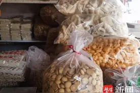 新春走基层|农村逛大集：流动小摊生意兴隆，套圈游戏竞争激烈图片