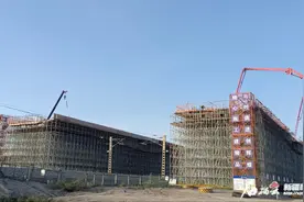 天山南北迎国庆丨乌尉高速跨南疆铁路桥现浇梁全部浇筑完成图片