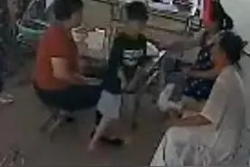 拍客｜男子遗落在早餐店的五千元被店家收好 失而复得后颤动着双手感谢图片