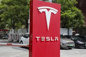 特斯拉向 Cybertruck 纯电皮卡车主交付重新设计的轮毂保护罩图片