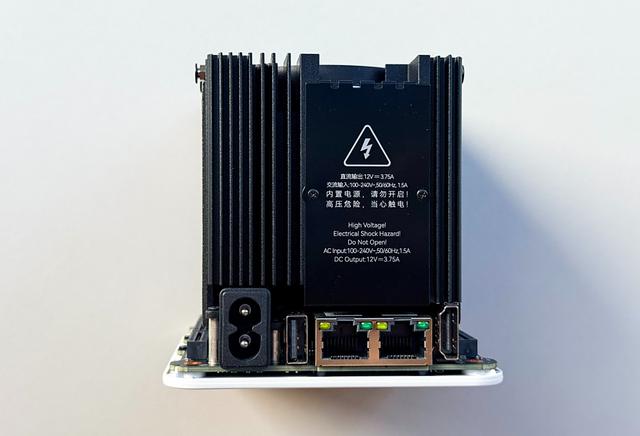 千元六盘位全闪 NAS，零刻飞牛联名 ME mini 私有云体验评测