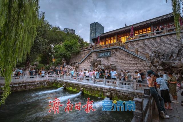 一年四季 泉在济南丨济南黑虎泉水位攀升，夜景迷人引客来