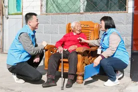 胸前一键防走失！北京这些老人用上智能“老年手机”图片