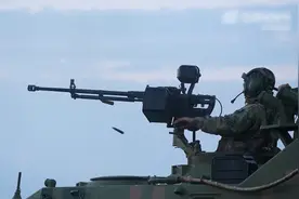 冲破云霄！被防空射击演练硬控100秒图片