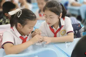 奇妙的化学世界 青岛市北区第二实验小学三年级三班开展科普实践活动图片