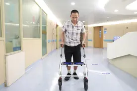 神经接口植入手术让截瘫患者实现自主行走图片