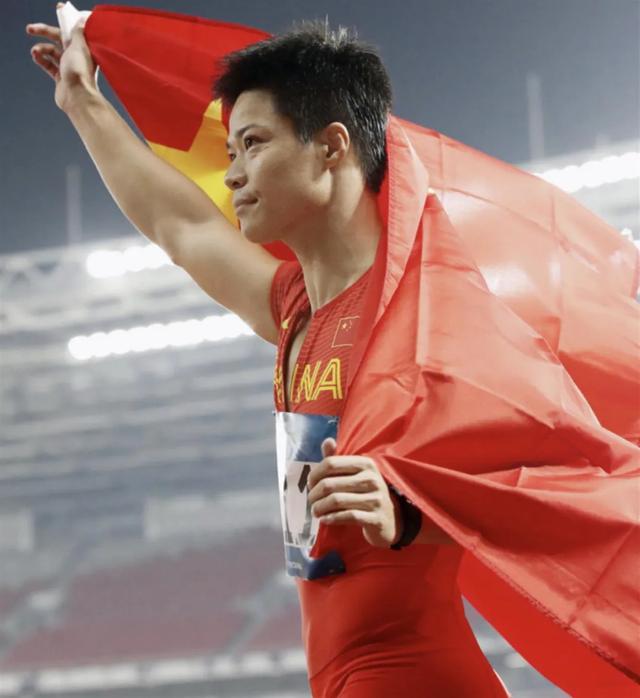 “亚洲飞人”苏炳添完成职业生涯最后一战,领衔广东队夺得全运会男子百米接力赛第四名,湖北队获金牌