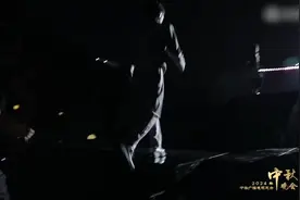 太社牛了！总台秋晚彩排后台抓到一只积极营业的周深图片