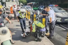 男子突发低血糖晕倒路边，深圳交警暖心救助图片