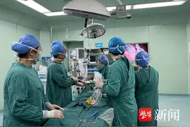 新生儿吐黄绿色液体，一查原来肠子扭转成了麻花图片