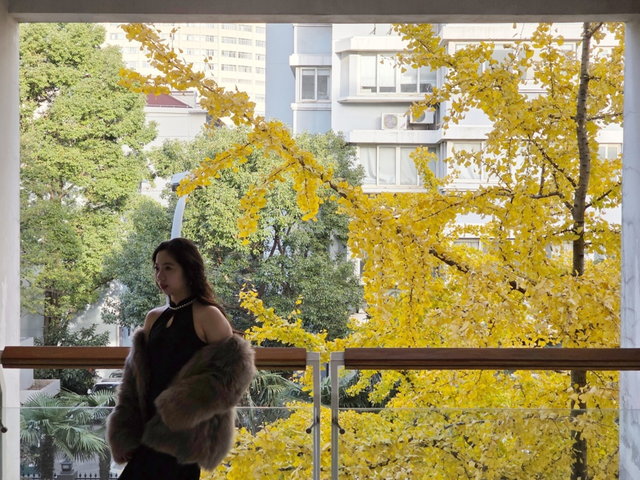 一起去“踩秋”——“落叶不扫”带来独特秋日浪漫