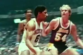 1:1复刻，托平底线海底捞月上反篮重现“J博士”45年前经典图片