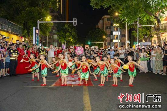 汕头东方街道龙眼南美食街双节同庆巡游表演活动璀璨