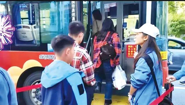 点赞！“烟花夜巴士”接驳游客2万余人次