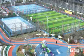 跑步打球“遛娃”：青岛人“家门口”的运动场更诱人图片