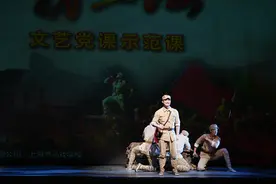 第一次，杂技演员们在舞台上用语言与观众交流心声图片