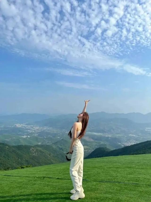 杭州女子去女明星打卡过的山顶观日落，误入野路身临绝境