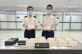 杭州萧山机场海关查获国外某品牌包装完好的手提包25个图片