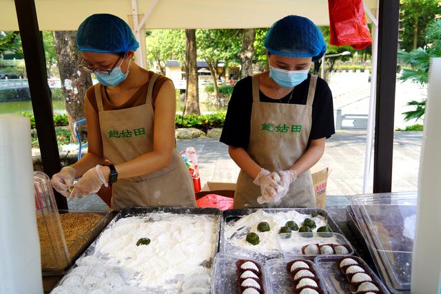 国庆假期首日，罗浮山景区非遗美食吸引游客