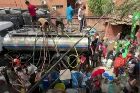 印度首都超50℃高温！为抢水而推搡打架，政府为运水车辆配备警卫图片