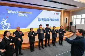 打造友好出行环境，地铁员工戴眼罩体验特殊乘客出行图片
