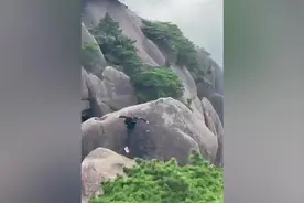 男子在巨石上跳来跳去引游客惊呼，黄山景区：会反馈图片