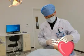 奇博医生妙手拔智齿 “藏头诗句”锦旗表谢意图片