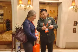 北京香山论坛｜简短寒暄、赠送解放军臂章，中美互动引关注图片