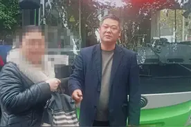 老太看病丢包，司机暖心送回图片