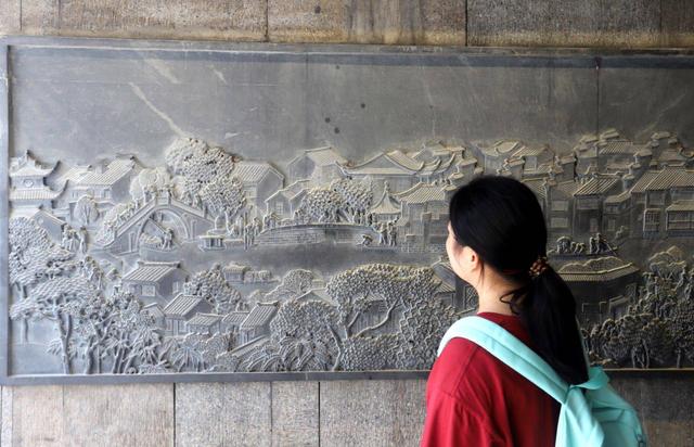 江苏苏州：浮雕《山塘胜景图》吸引游客