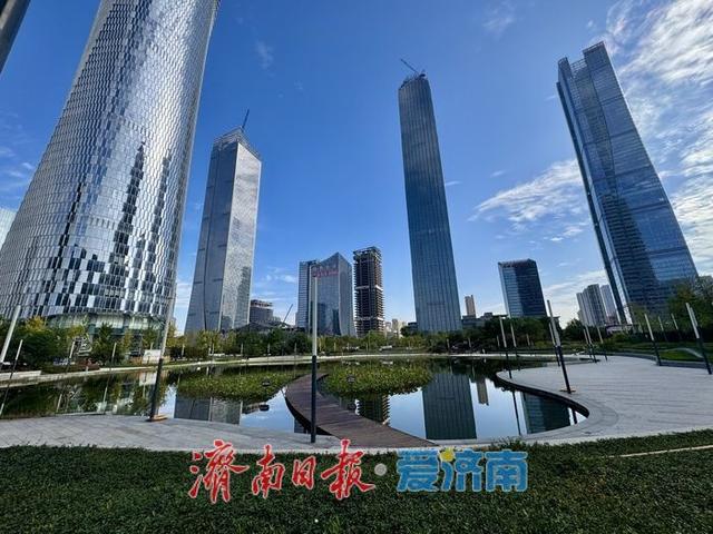 一年四季 泉在济南丨济南CBD荷花湖秋景如画 碧水映景绘就城市诗意