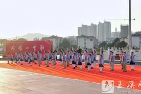 在国旗下铭记历史 在国歌声中共同前进图片