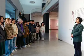 湖北美术学院党委书记为大学生讲授“美术馆里的思政课”图片