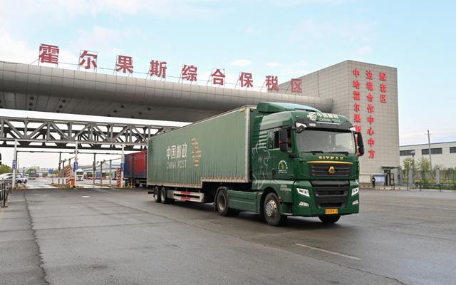 在乌鲁木齐跨境电商直播基地，中亚留学生将“直播带货”打包带走