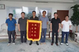 胶州90后小伙出海钓鱼遇落水者，勇救三人获赠锦旗图片