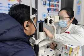 47岁赛车手患上老年性白内障，连续视程晶体助其重返赛场图片