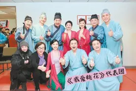 张国立自导自演，87版《红楼梦》演员相聚话剧《我爱桃花》图片